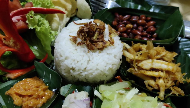 ResiRest - Joining a local family at their eating table in Bali - Photo 4